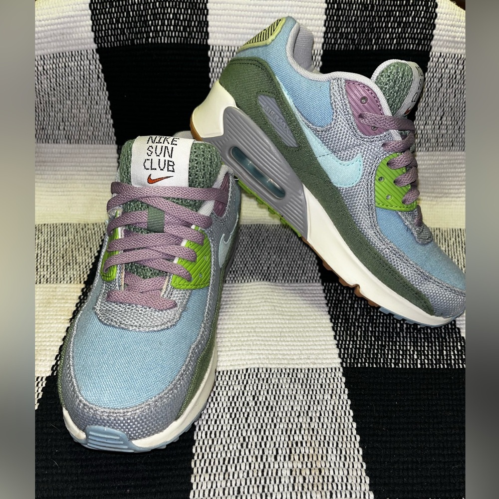 Gently Used **Nike AirMax 90 SE Next Nature**